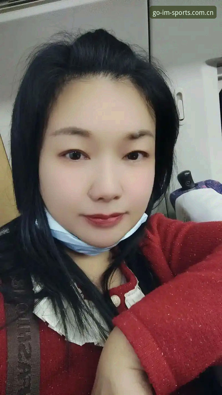 老周上周跟我吃饭，掏手机的时候我瞥见他屏幕上开着个比分页面。我说你还在用那老古董看球呢？他苦着脸说换了好几个所谓的“im体育CN安卓版下载”，不是闪退就是广告弹窗糊一脸，有一回正看加时赛呢，APP直接崩了，进球画面卡成PPT。他那表情我太熟了，就跟当年下了一堆地图软件最后发现全是“缺德导航”一个德行。咱们今天不整那些虚头巴脑的测评榜单，就聊聊这“im体育CN安卓版下载哪个好”的事儿，到底怎么选才不踩坑。